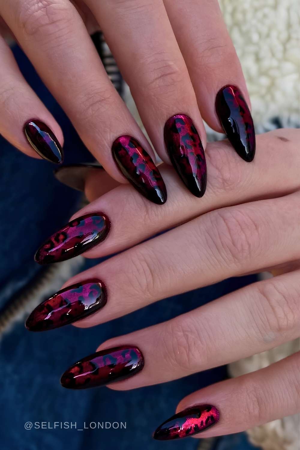 Schwarz rote cat eye naegel mit leopardenmuster