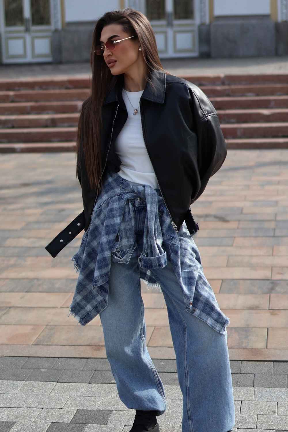 Schwarze Leder Bomberjacke mit Flanellhemd und Baggy Jeans