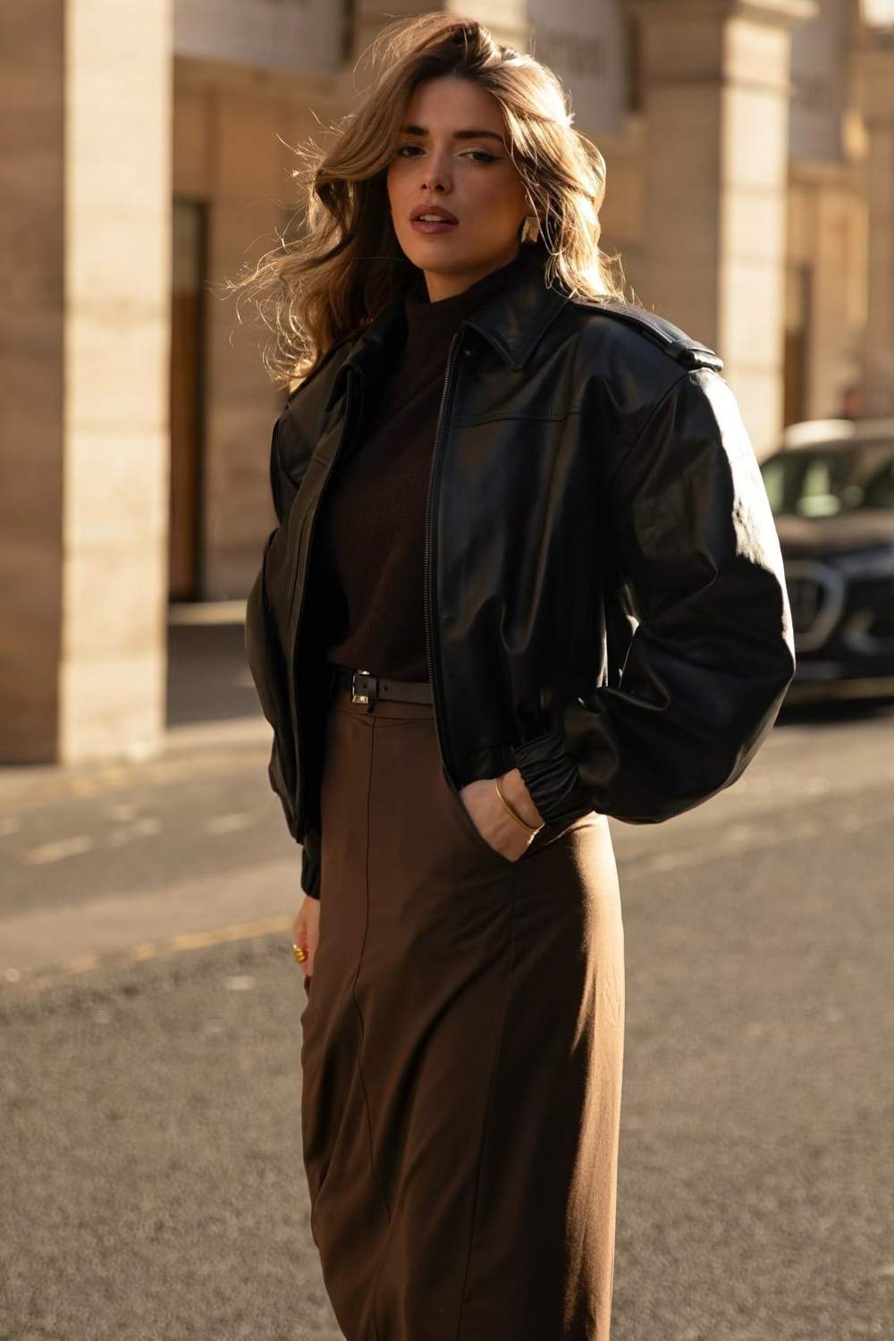 Schwarze Lederjacke mit braunem Rollkragen und Midirock