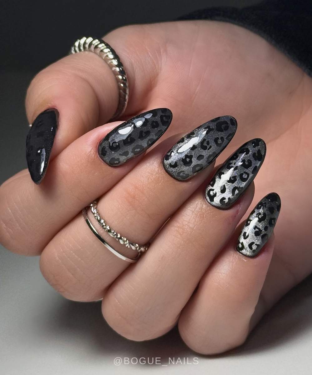 Schwarze cat eye manikuere mit leopardenmuster