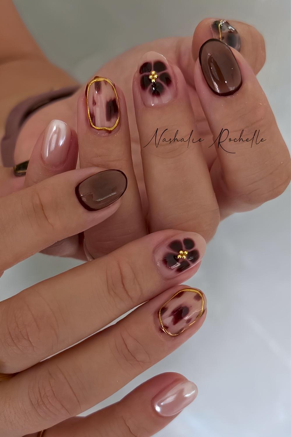 Short Brown Mani mit Animal Print und Blumen