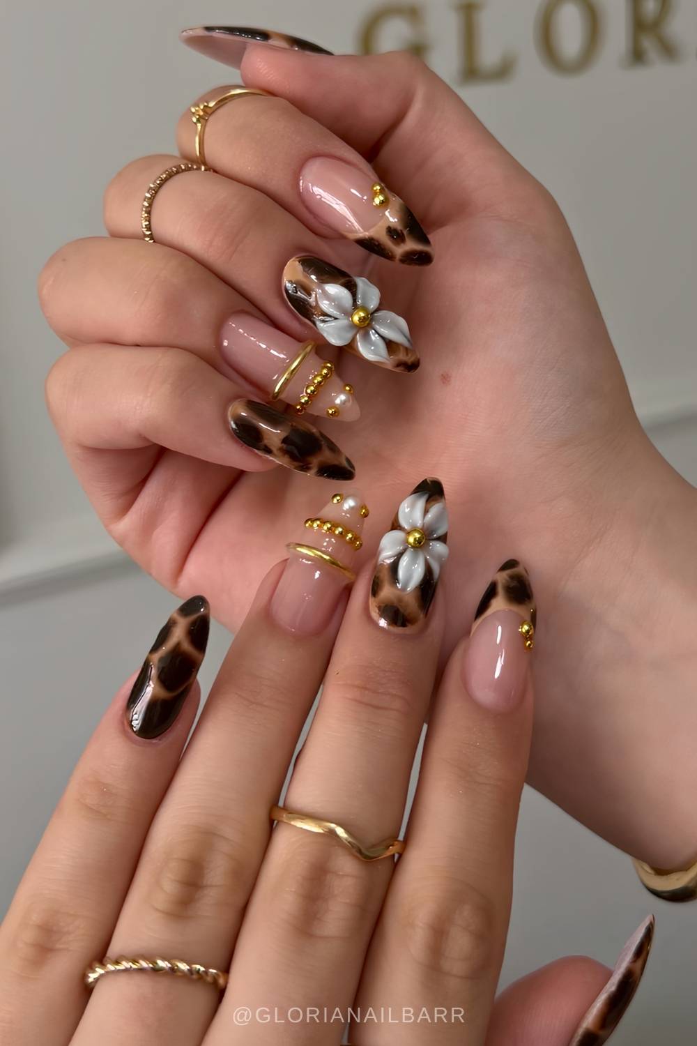Tortie Mani mit Blumen und Bangle Art