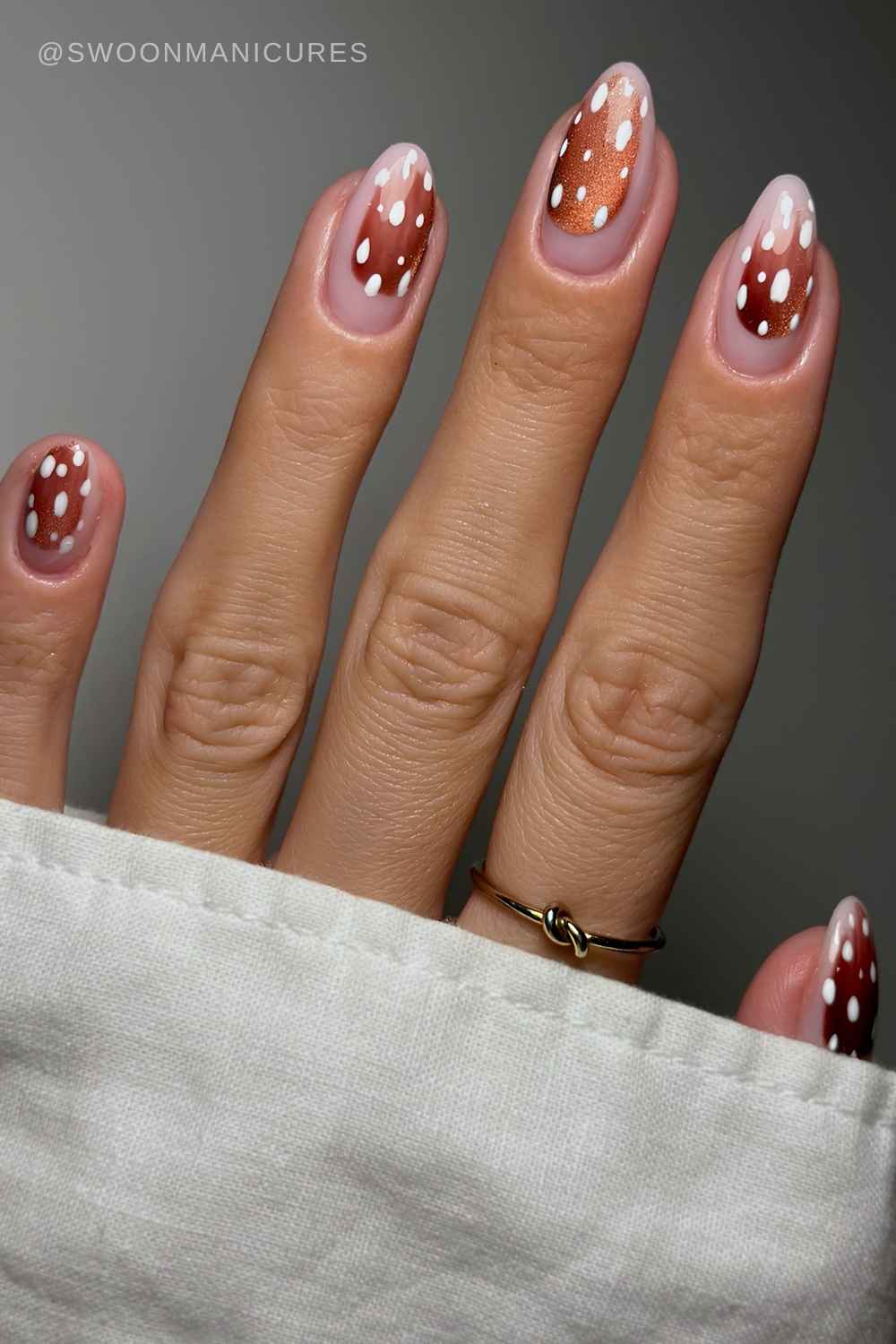 Transparente naegel mit braunem cat eye rehmuster