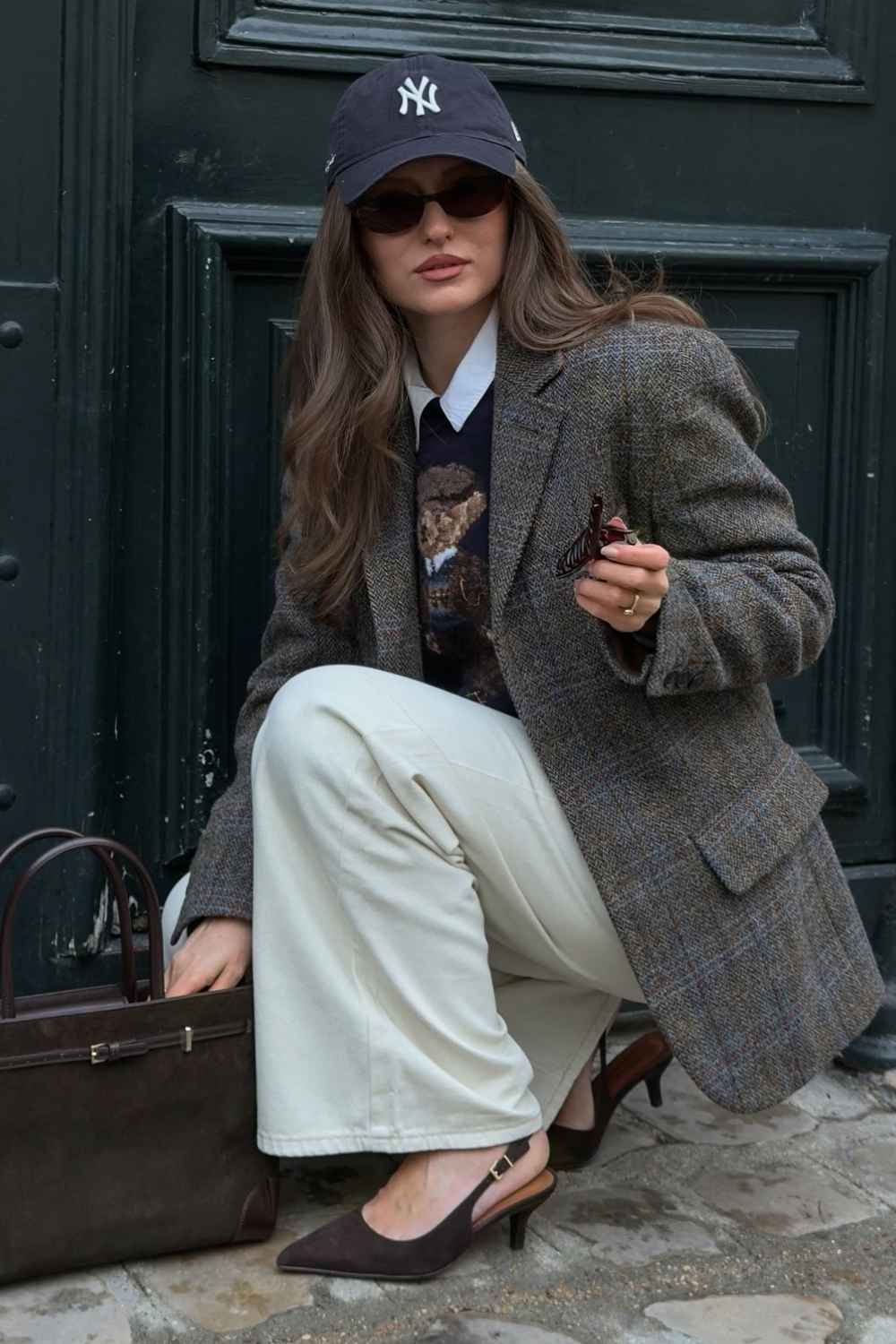 Tweedblazer mit Baseballcap und cremefarbener Hose