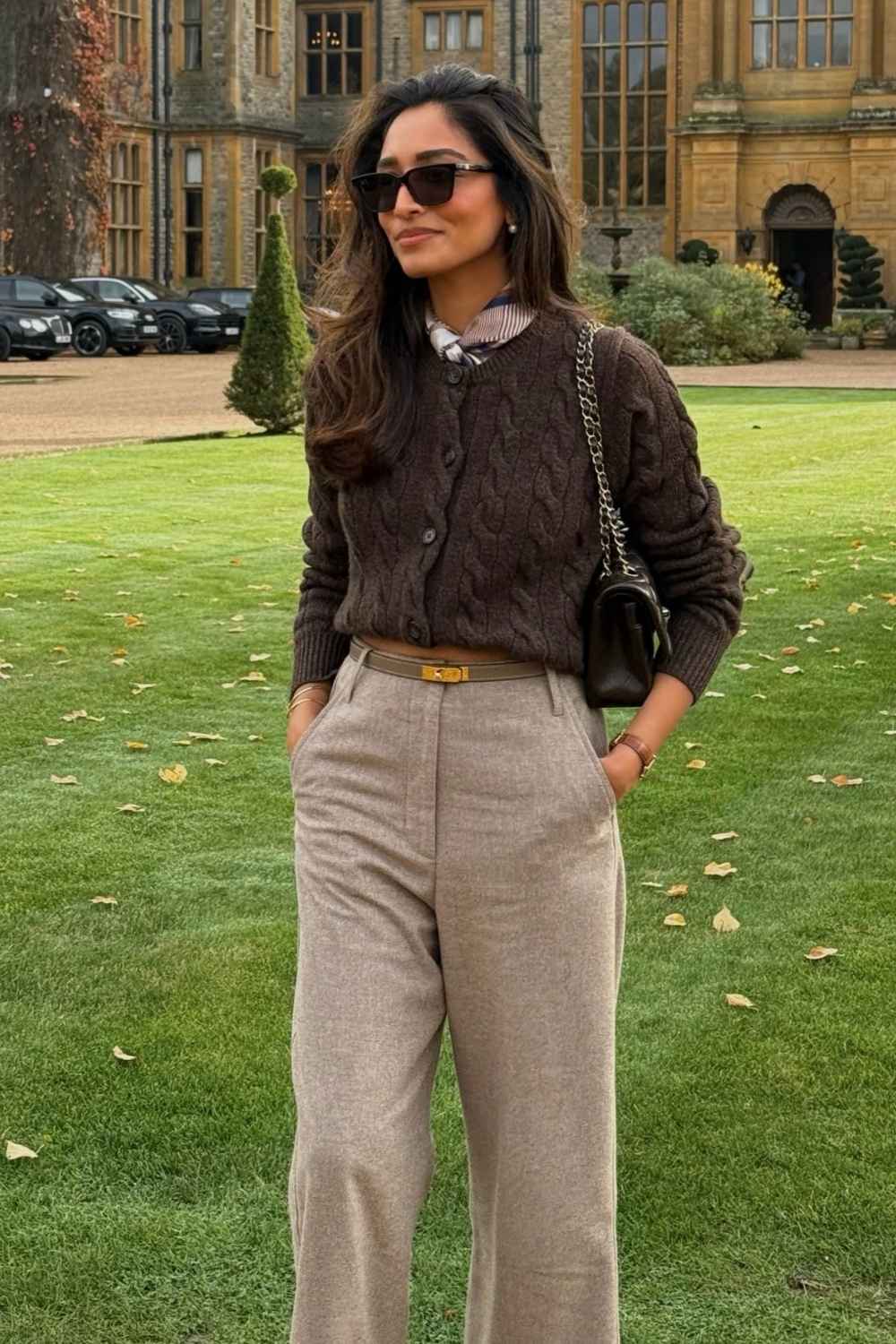 Zopfstrick Cardigan mit Seidentuch und Stoffhose