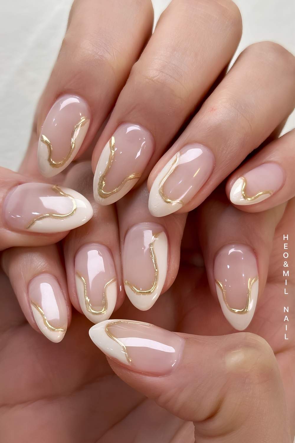Abstrakte Vanilla French Manikuere mit Gold
