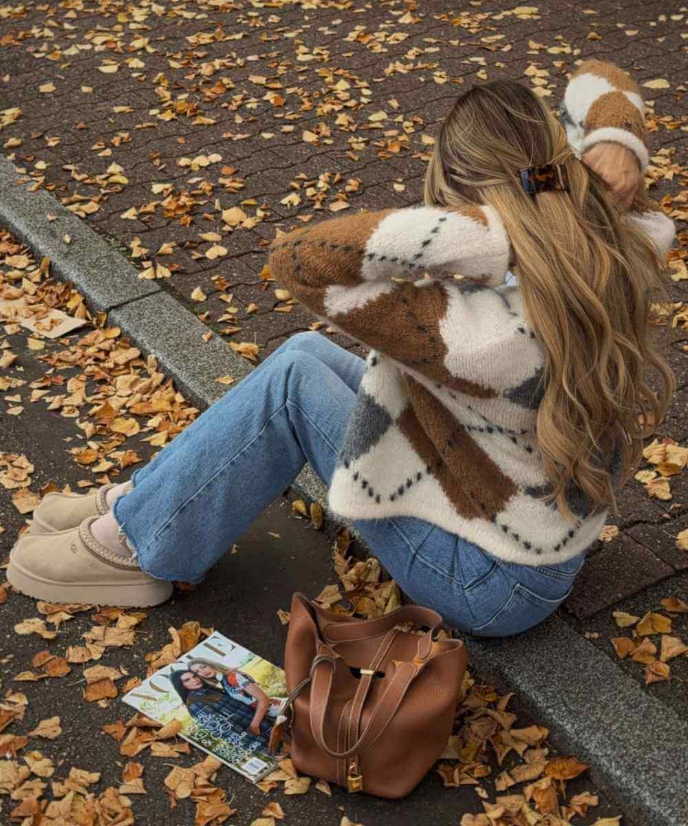 Argyle Cardigan mit Straight Jeans und Sand UGG Tazz