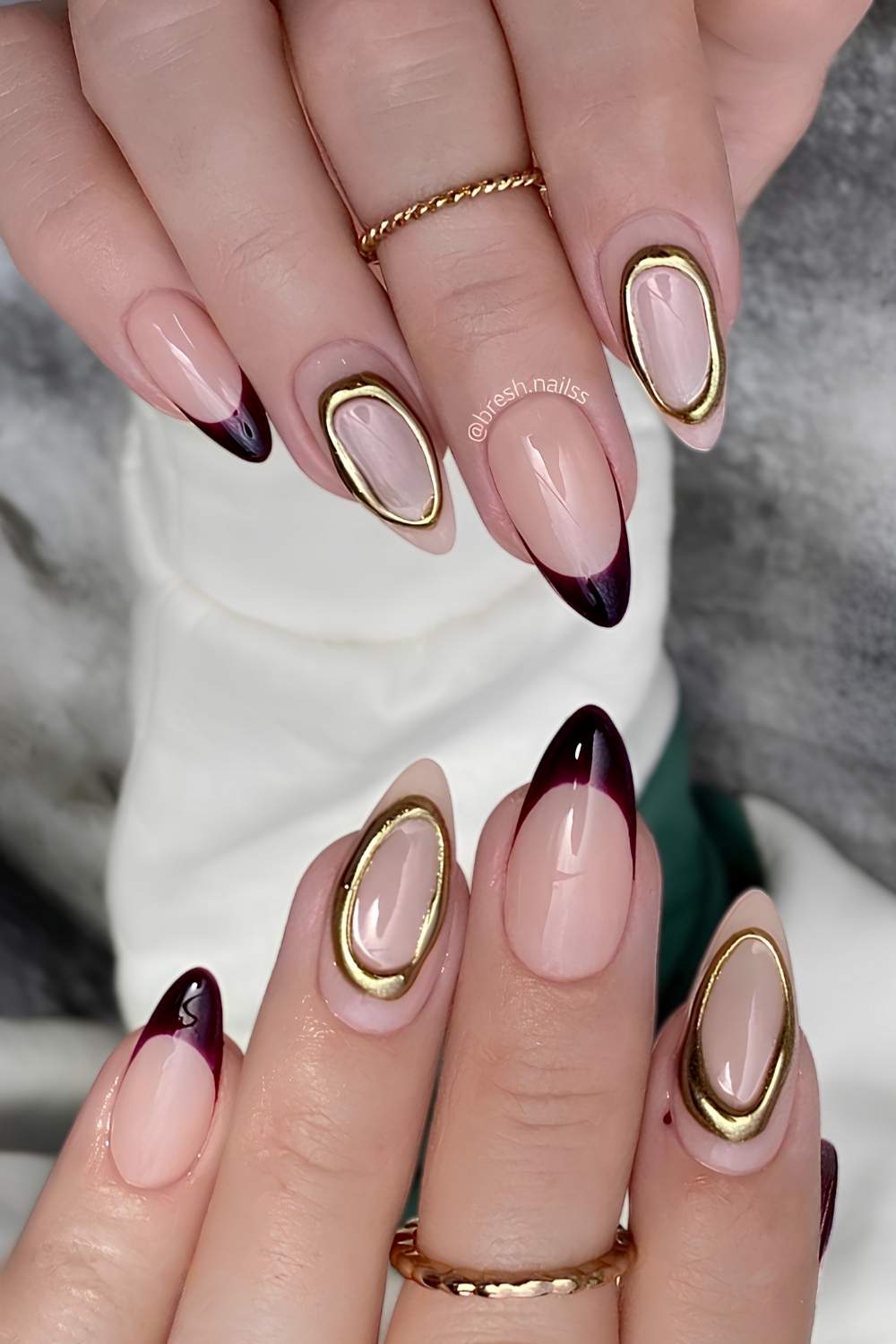 Black Cherry French Naegel mit Goldakzenten