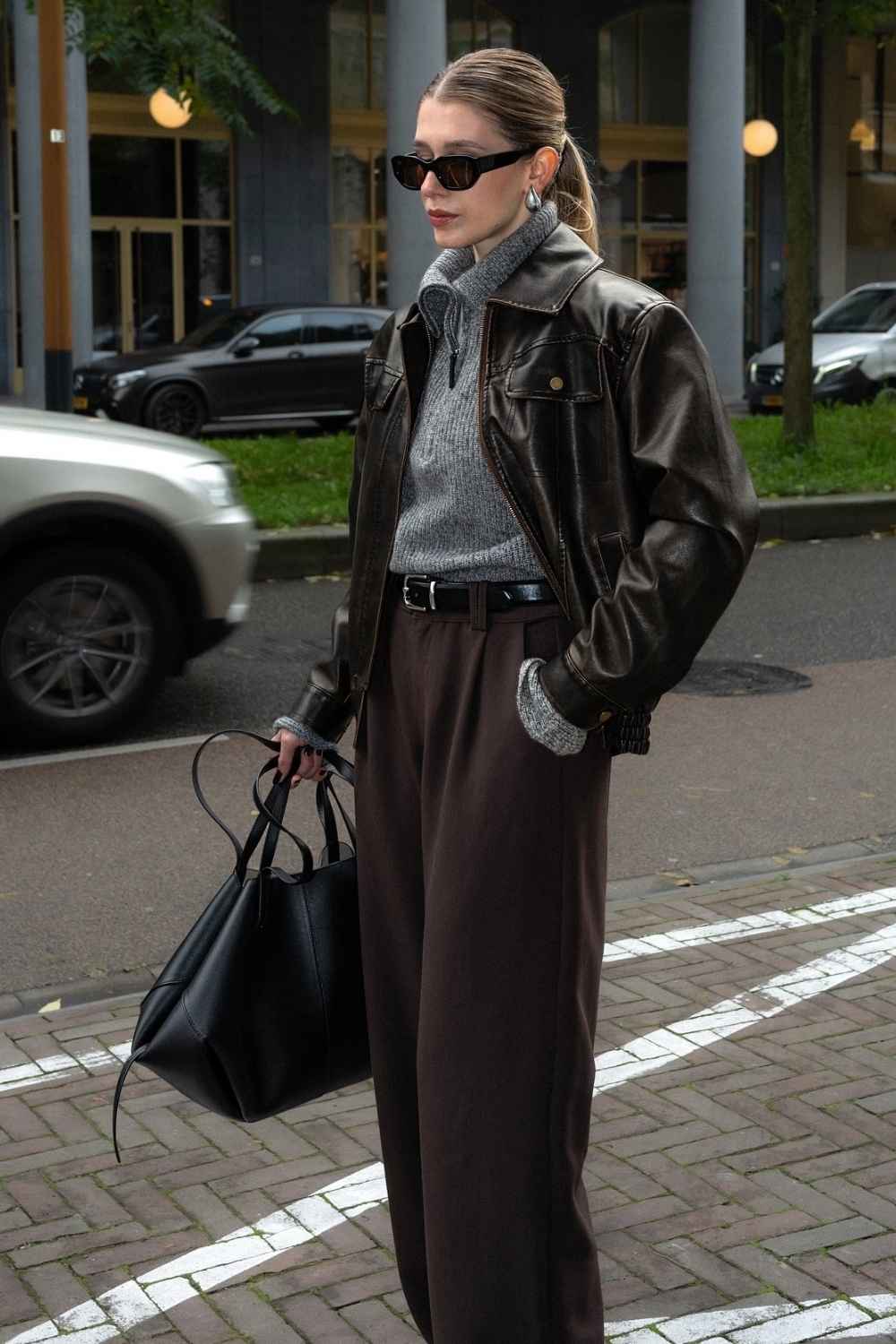 Braune Bundfaltenhose mit Leder Bomberjacke