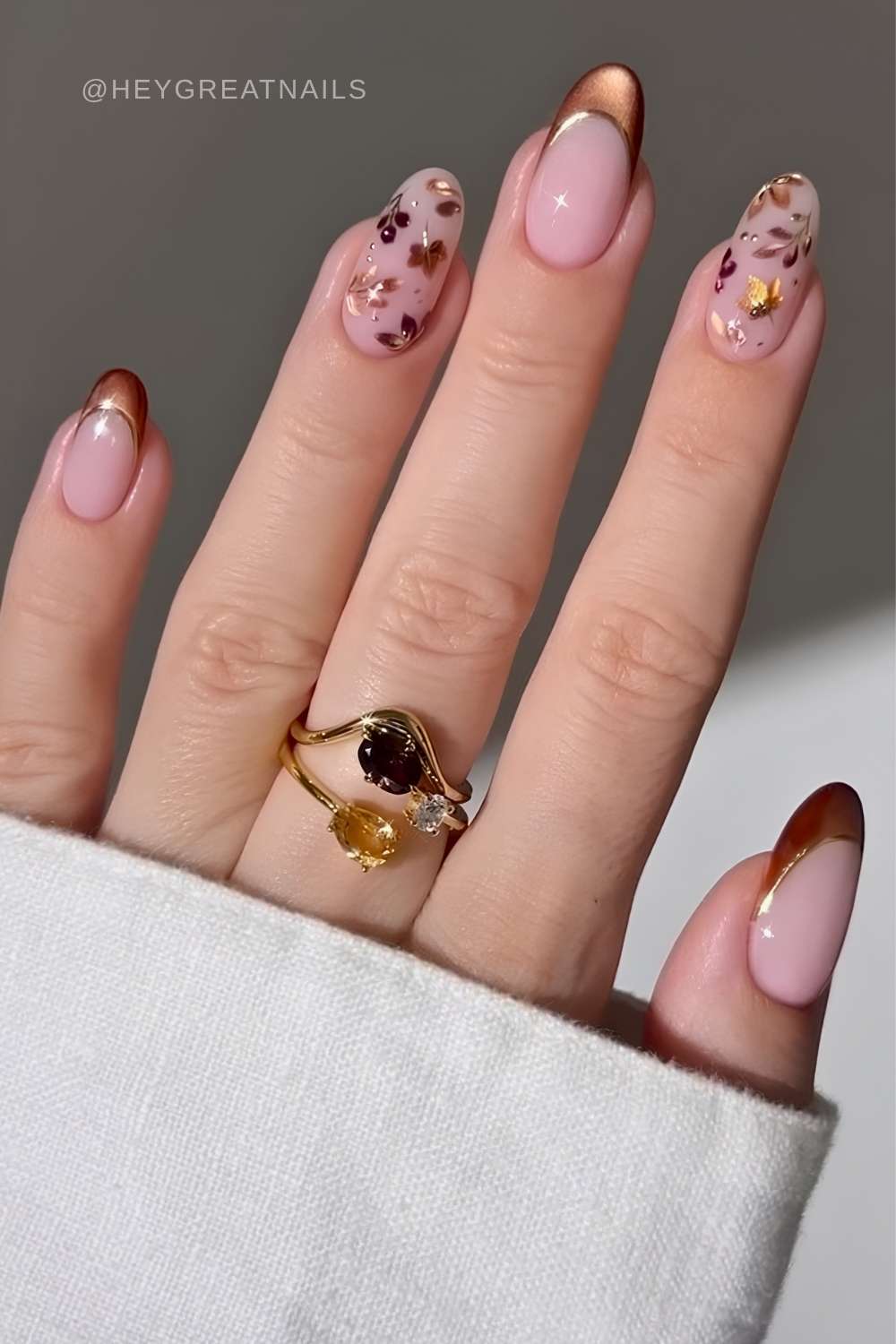 Braune Cat Eye French Mani mit Herbstblaettern