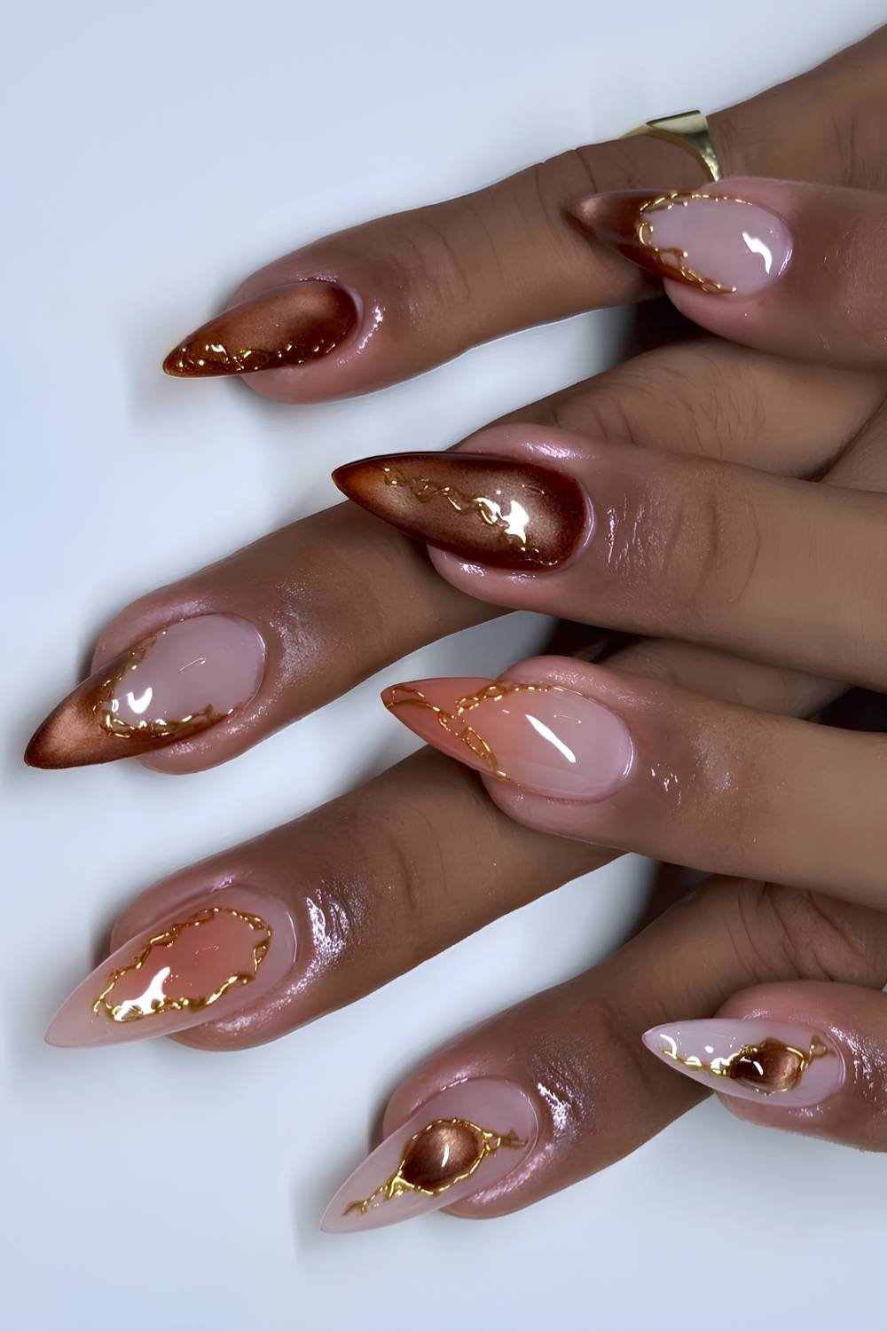 Braune Cat Eye Naegel mit Orange und Gold
