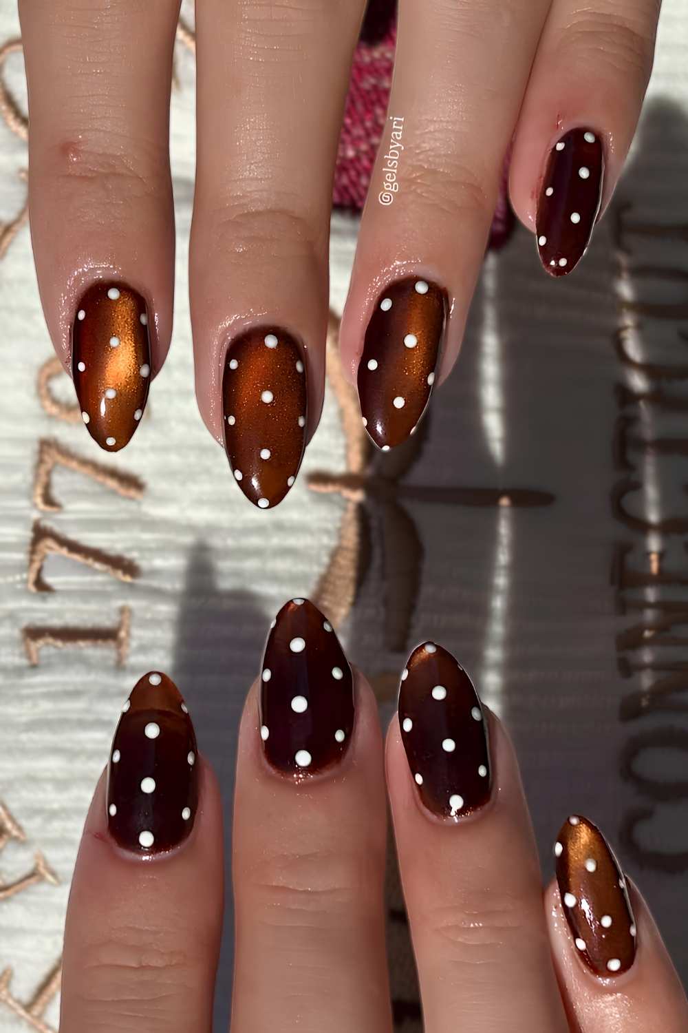 Braune Cat Eye Naegel mit Punkten