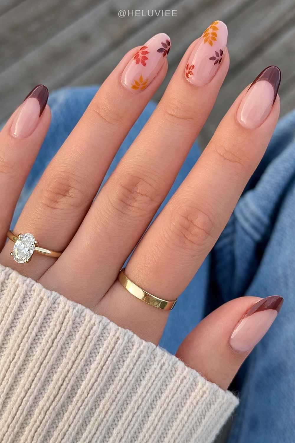 Braune French Mani mit Herbstblatt Akzenten