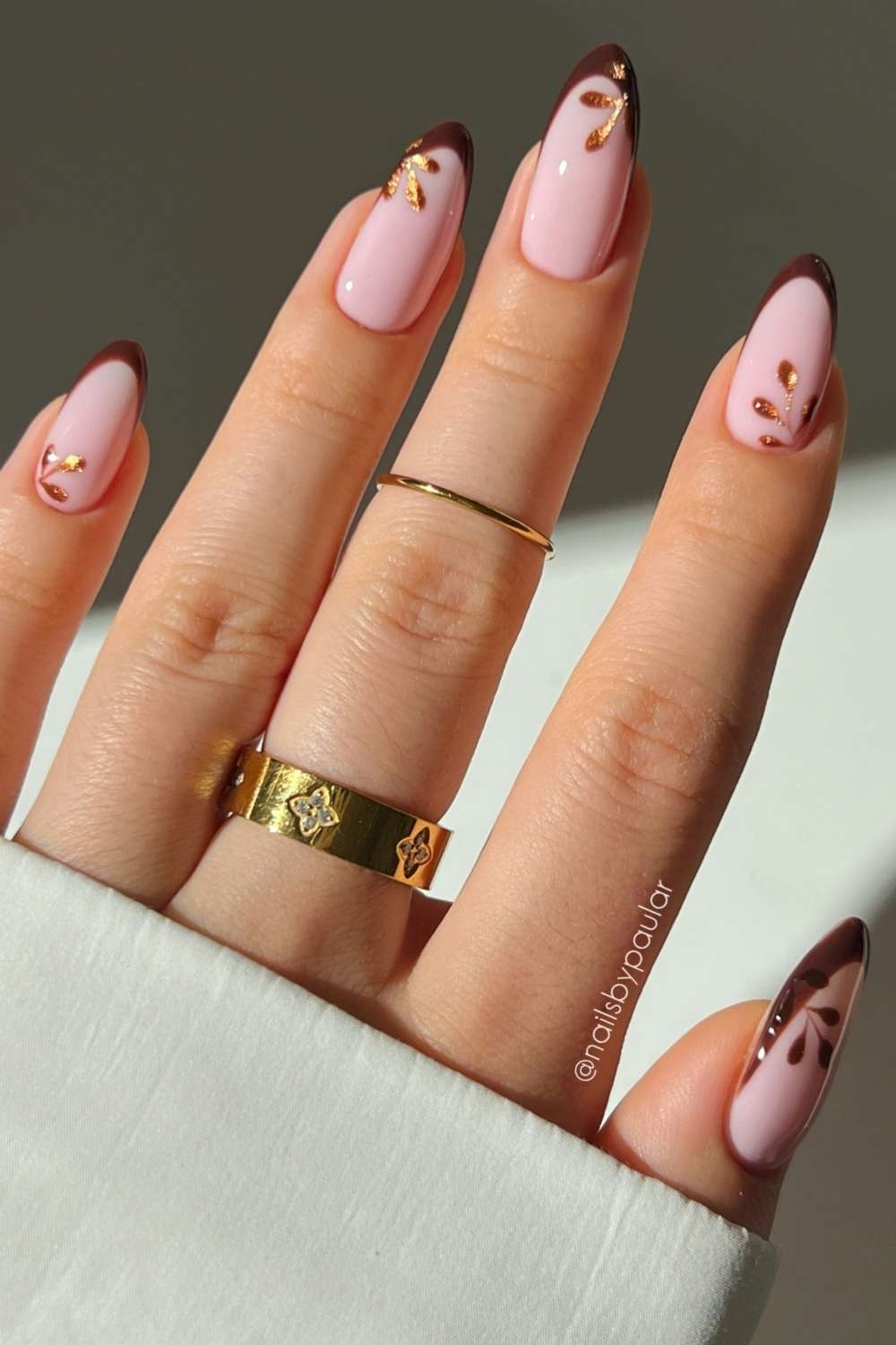 Braune French Mani mit goldener Blaetter Art