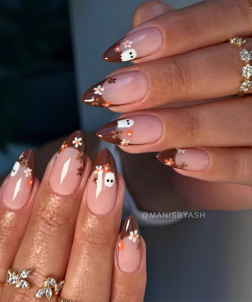 Braune French Naegel mit Geistern und Blumen