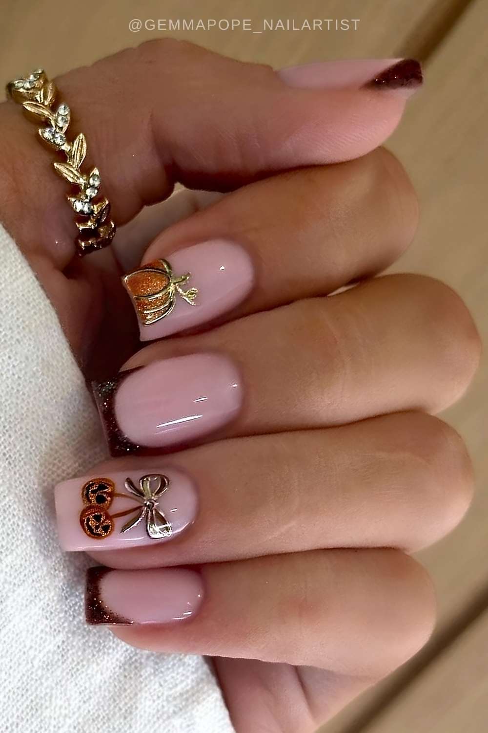 Braune French Naegel mit Kuerbissen im Cherry Stil