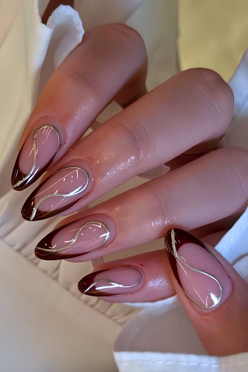 Braune French Naegel mit Silberlinien