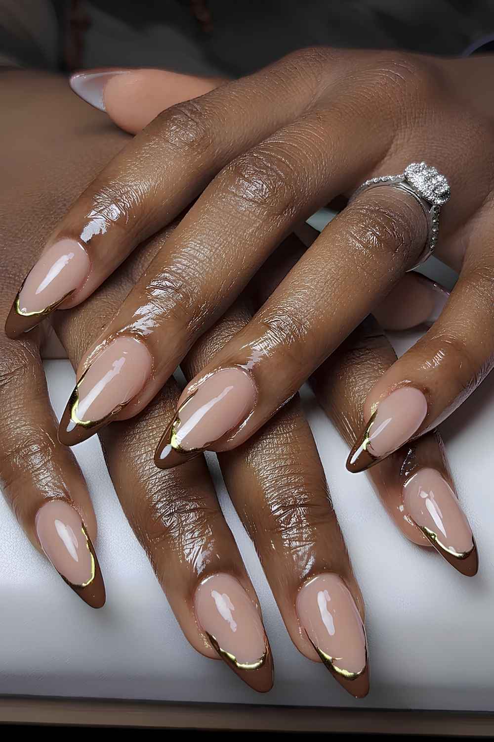 Braune French Naegel mit Tropfen und Gold