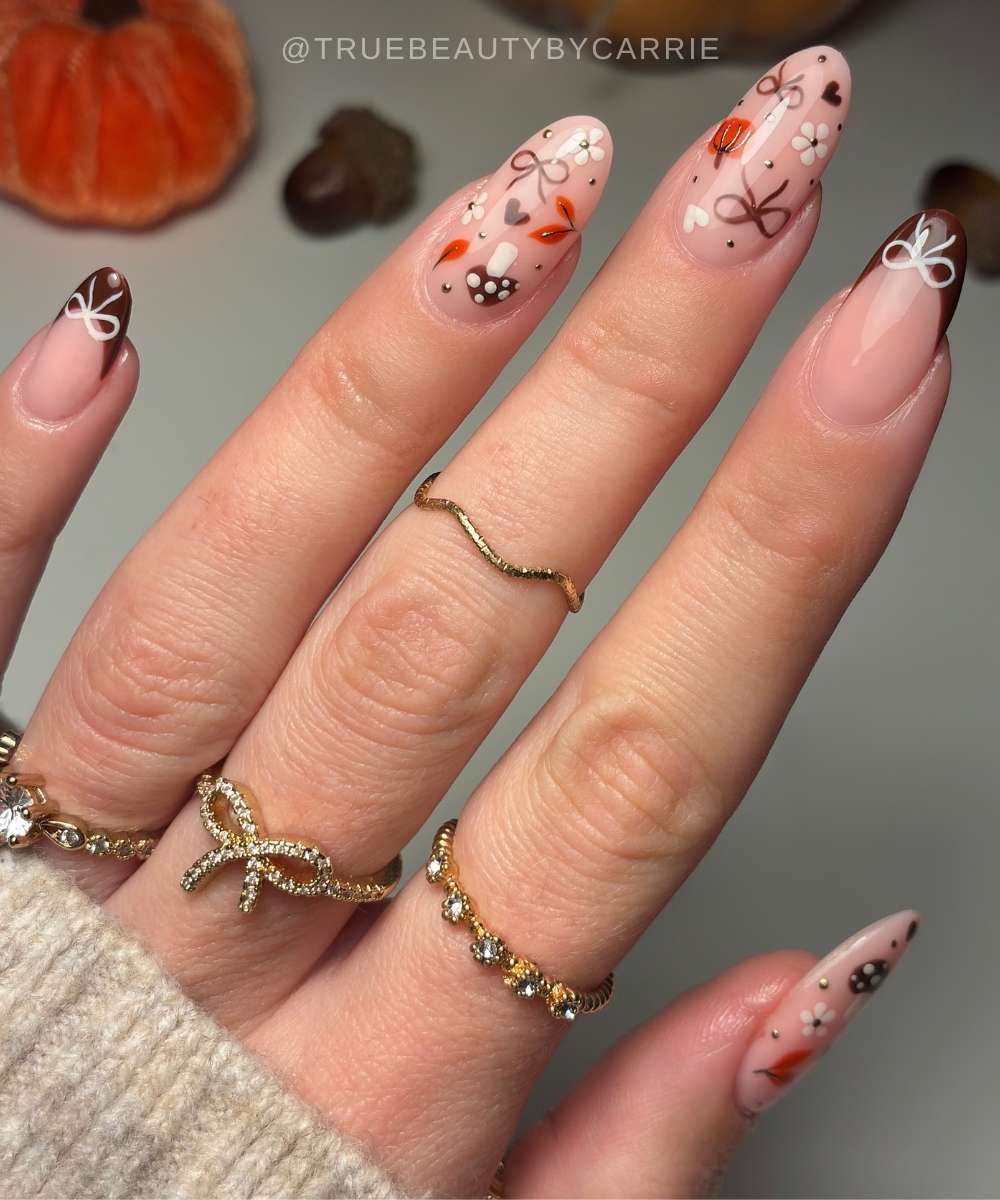 Braune French Naegel mit herbstlichem Design
