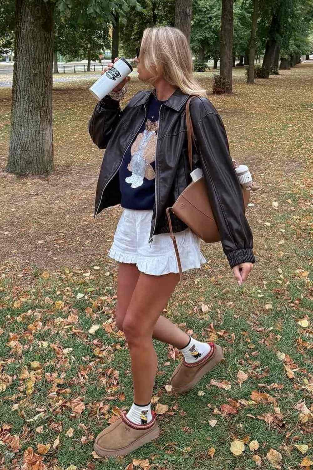 Braune Leder Bomberjacke mit Rueschen Shorts und UGG Tazz
