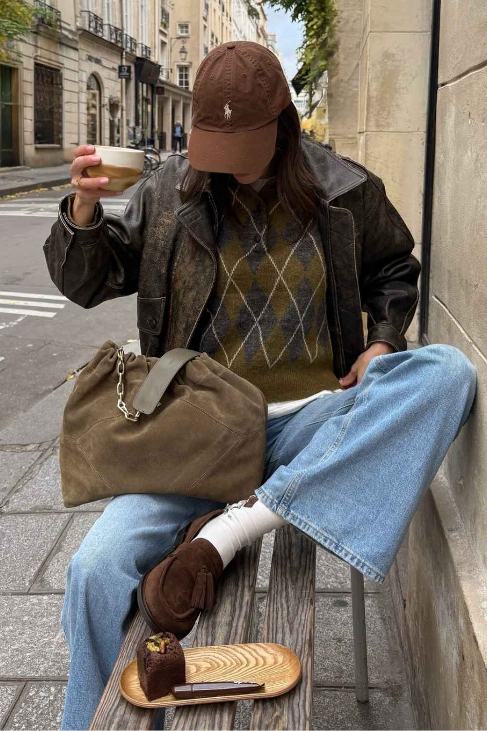 Braune Lederjacke mit Argyle Weste und Jeans