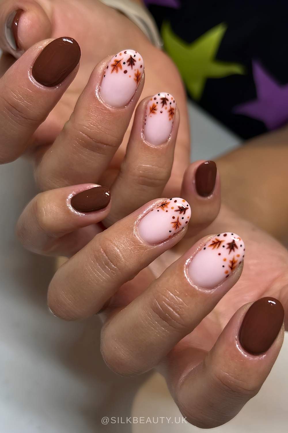 Braune Mani mit Herbstblatt Motiven