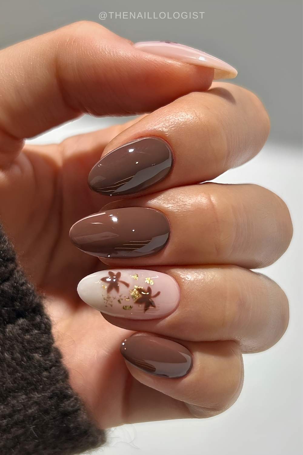 Braune Naegel mit Herbstblaettern und Goldfolie