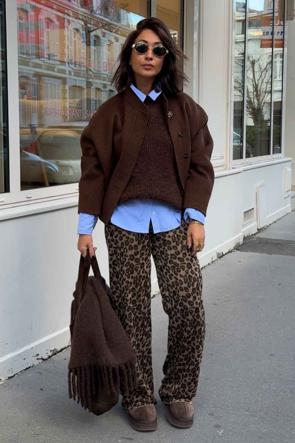 Braune Wolljacke mit Leopardenhose