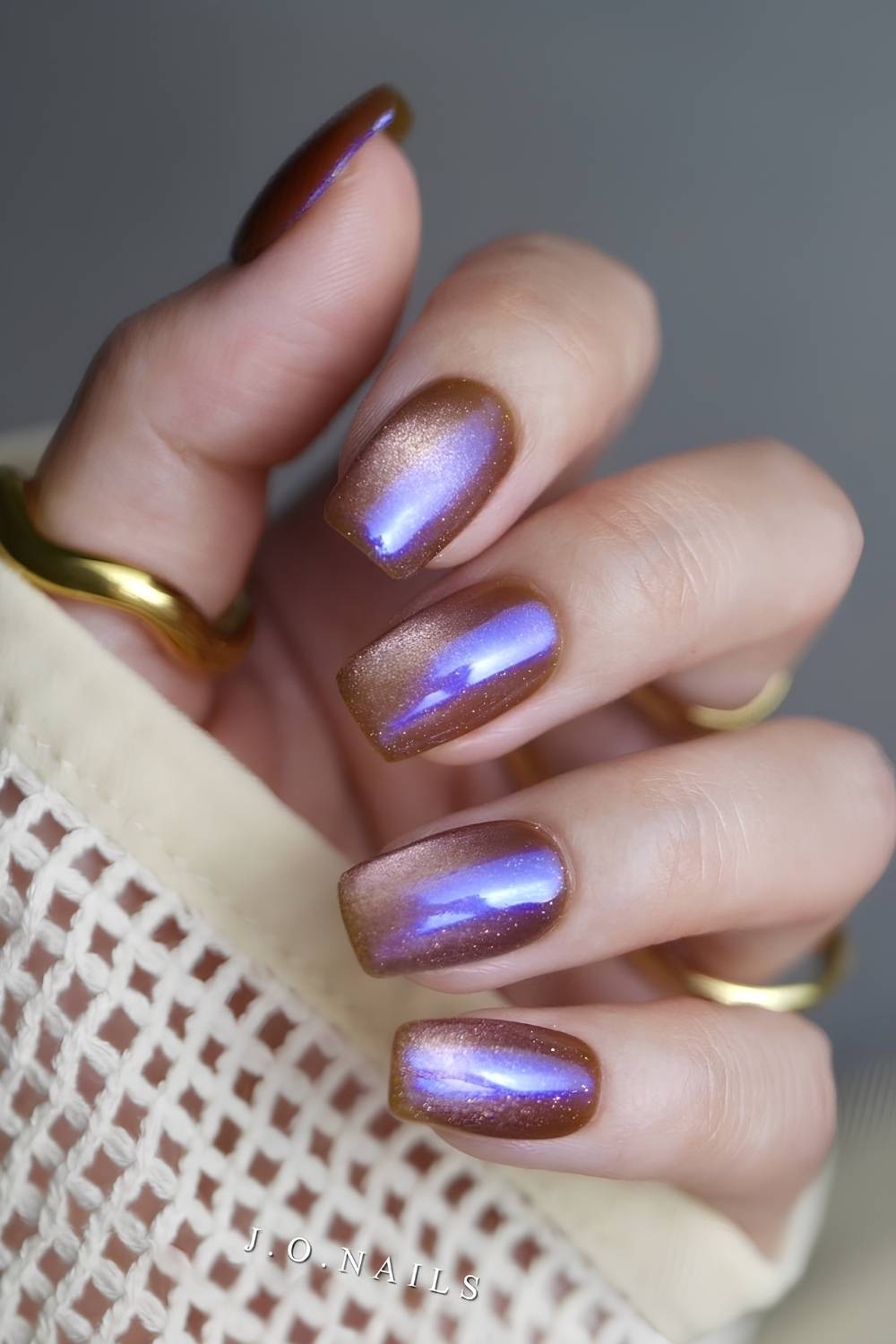 Braune und blaue Cat Eye Naegel