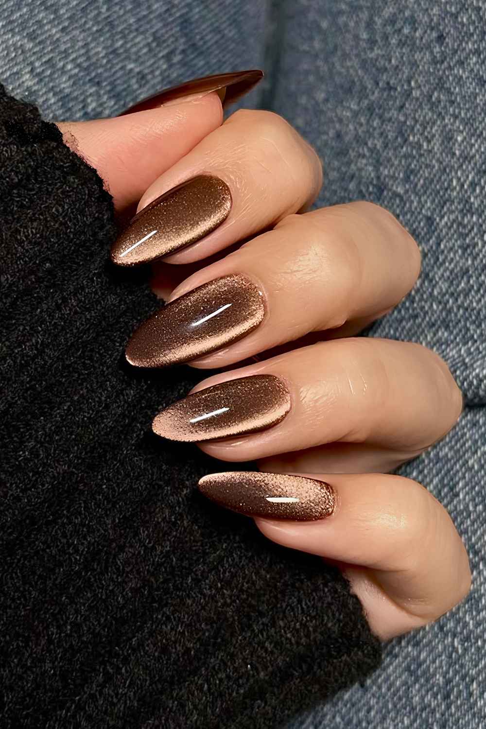 Braune und goldene Cat Eye Naegel