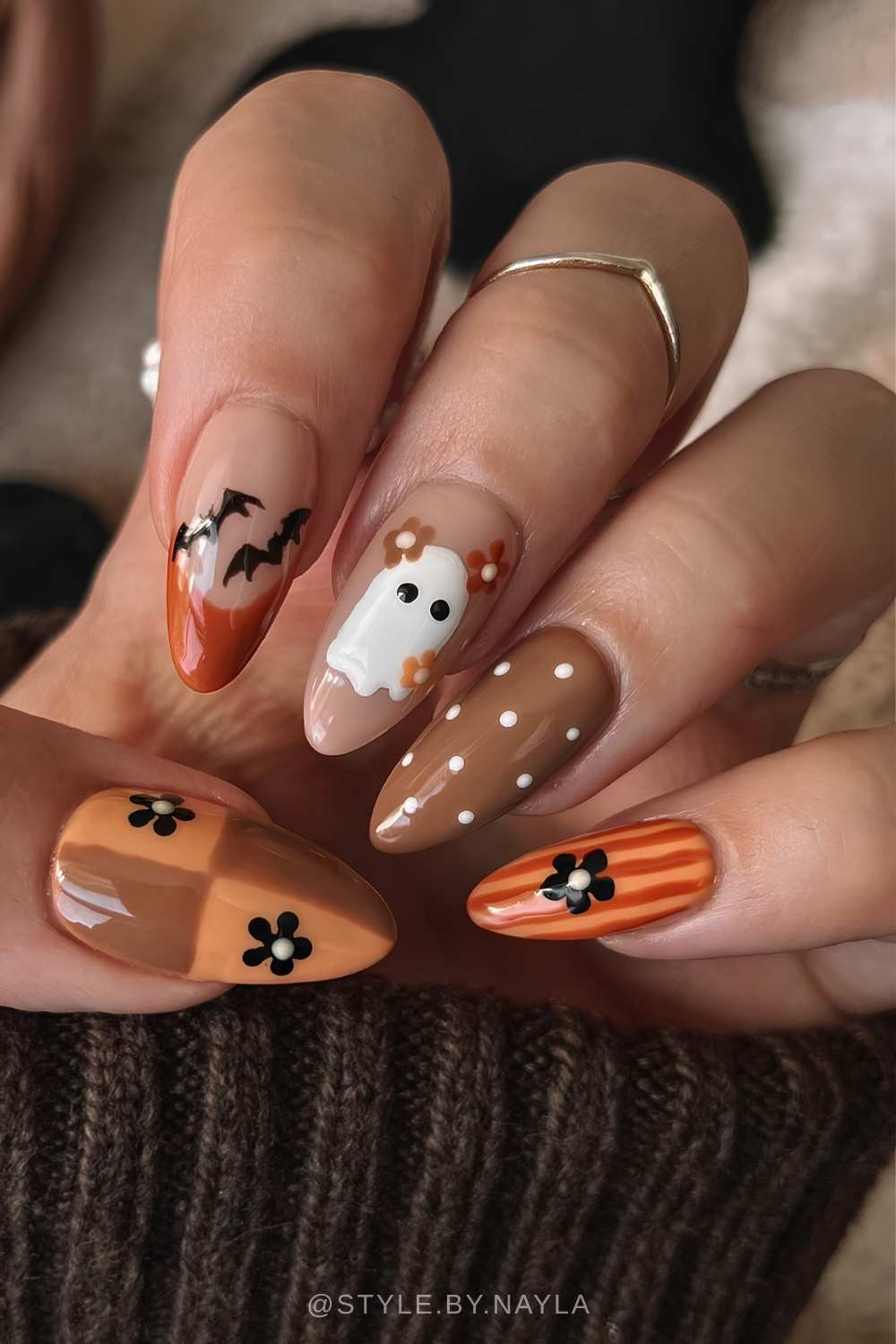 Braune und orange Halloween Naegel