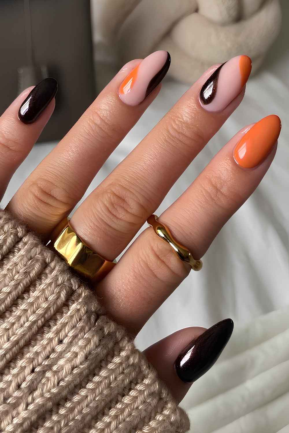 Braune und orange Naegel mit freien Flaechen