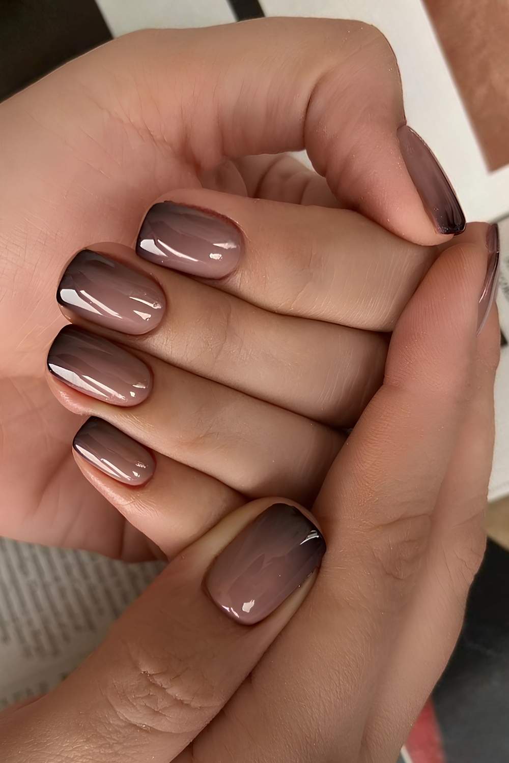 Braune und schwarze Ombre Naegel