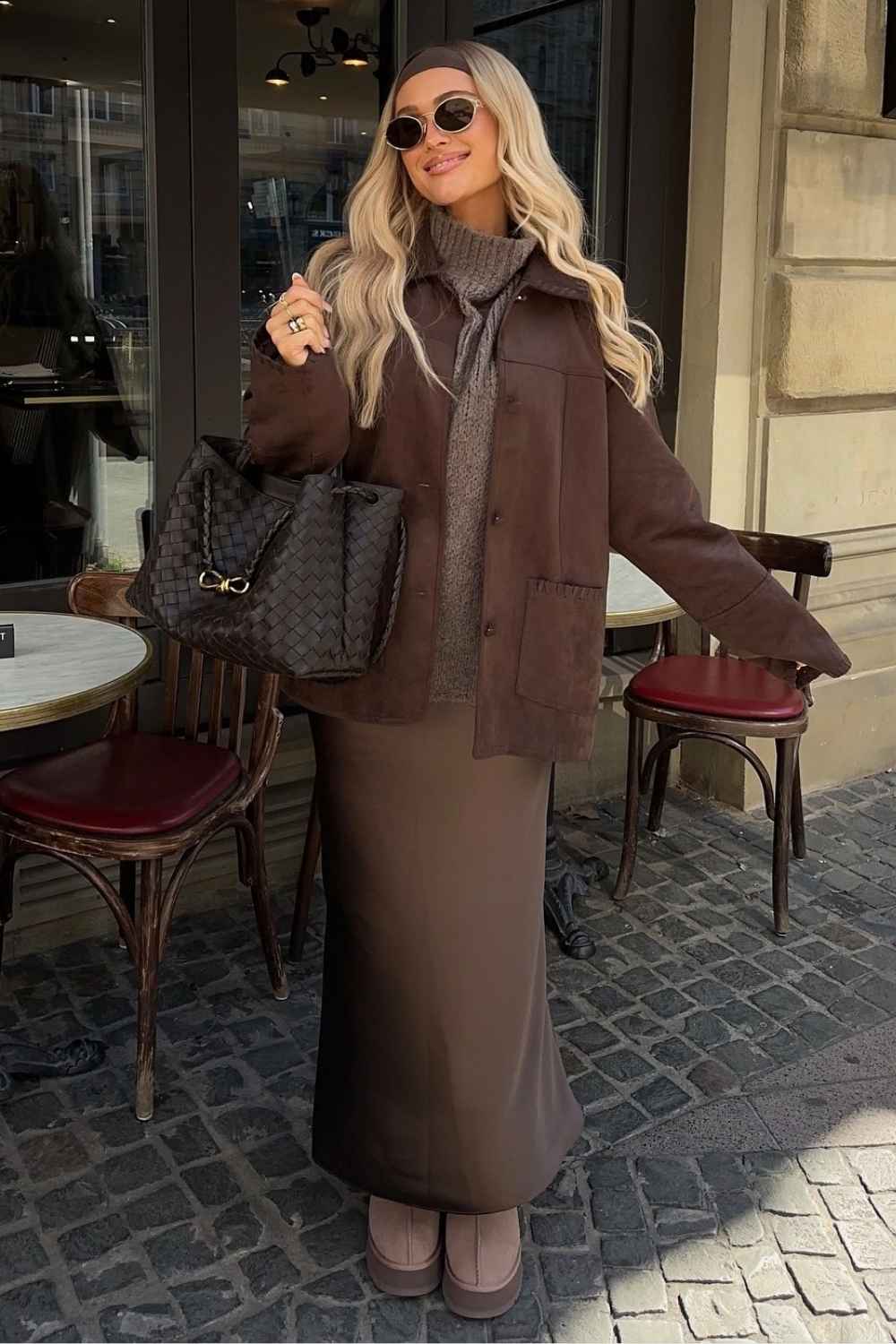 Brauner Maxirock mit Wildlederjacke und Mini UGGs