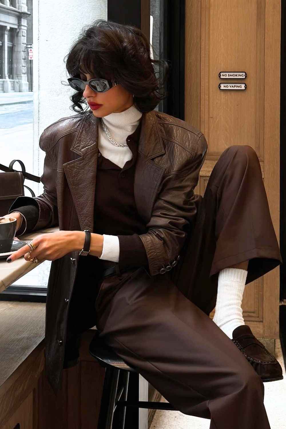 Brauner Vintage Lederblazer mit weissen Socken und Loafern