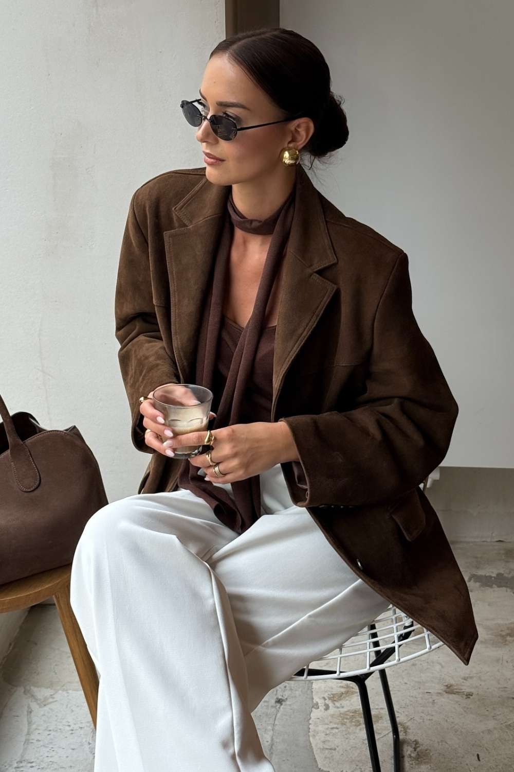 Brauner Wildlederblazer mit cremefarbener weiter Hose