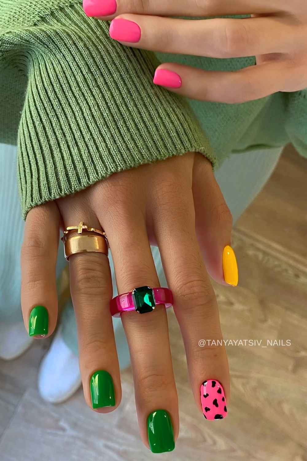 Bunte Naegel mit Leopardenmuster