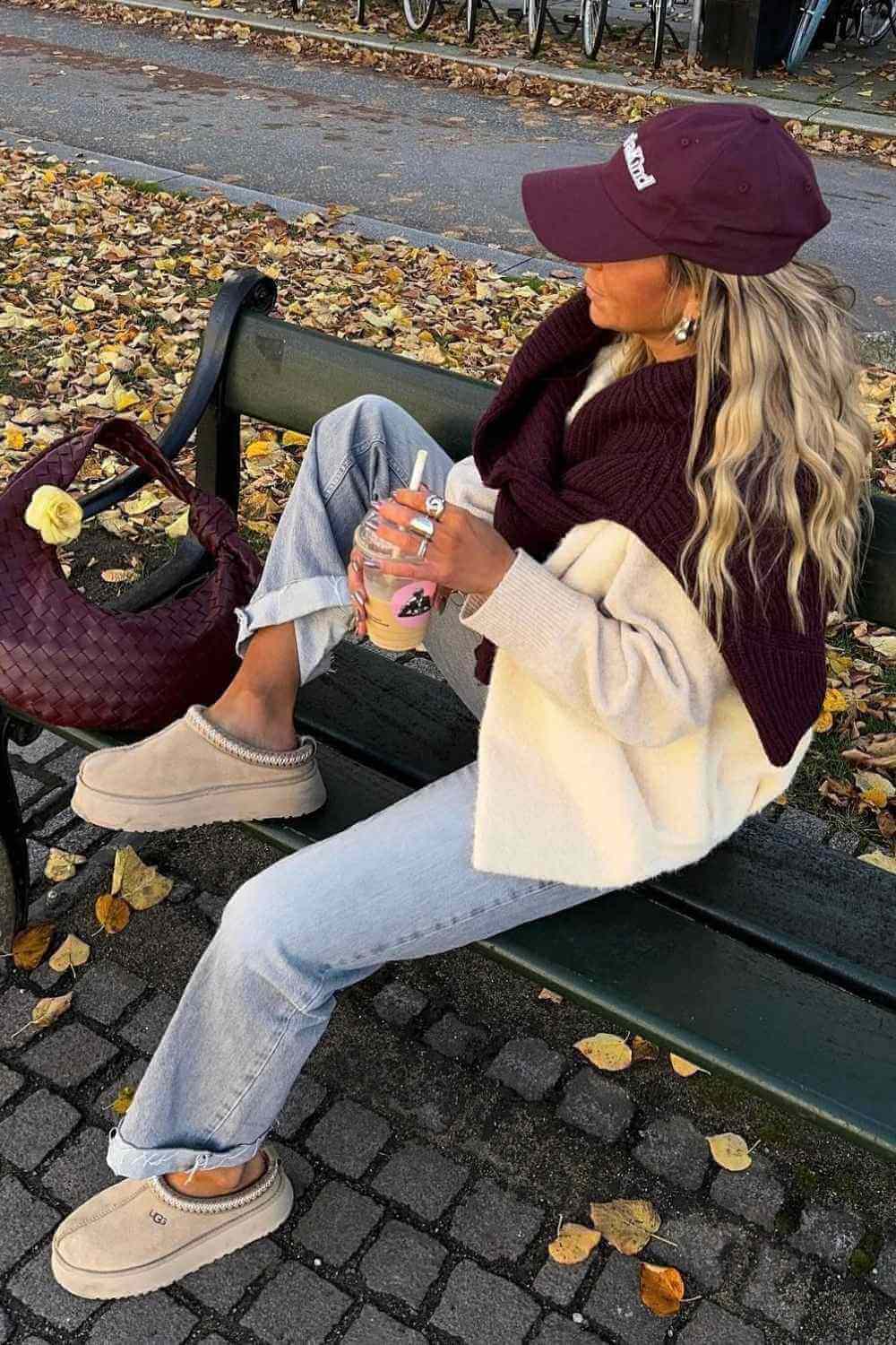 Burgunder Pullover ueber Cardigan mit Jeans und UGGs
