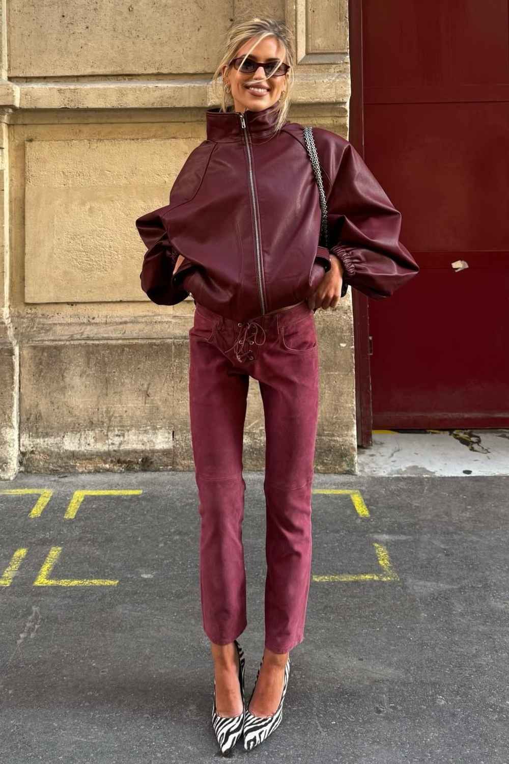 Burgunderrote Lederbomberjacke mit Wildlederhose und Zebrapumps