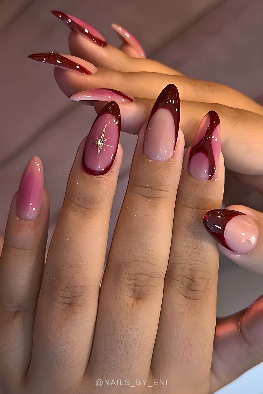 Burgunderrote und rosa Mix and Match Manikuere