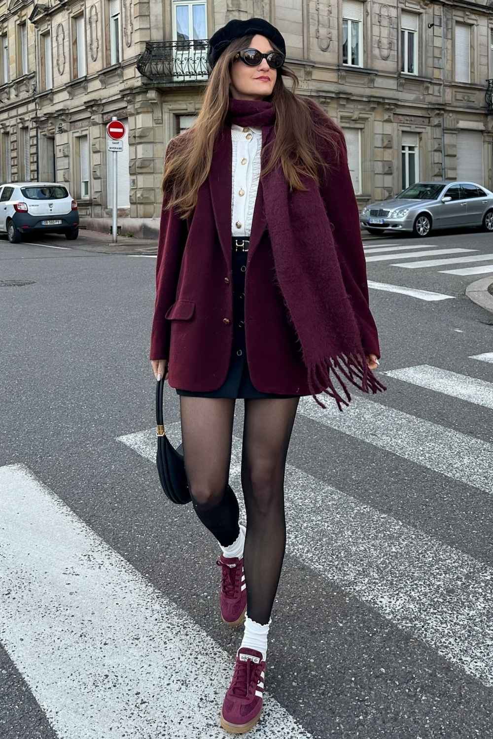 Burgunderroter Blazer mit Fransenschal und schwarzer Strumpfhose