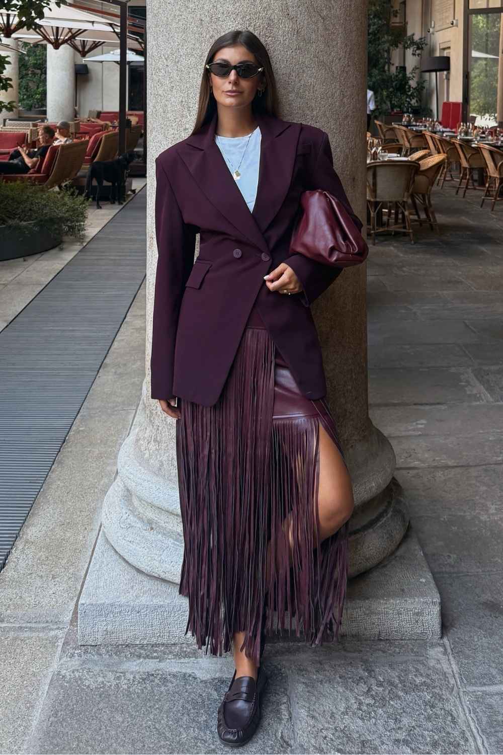 Burgunderroter Blazer mit Lederfransenrock