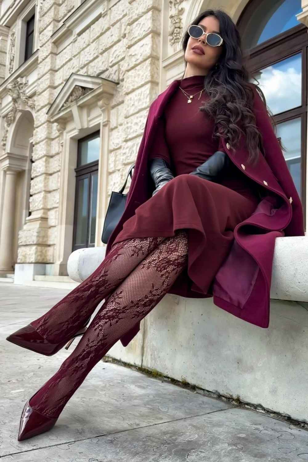 Burgunderroter Mantel mit Strickkleid und Spitzenstrumpfhose