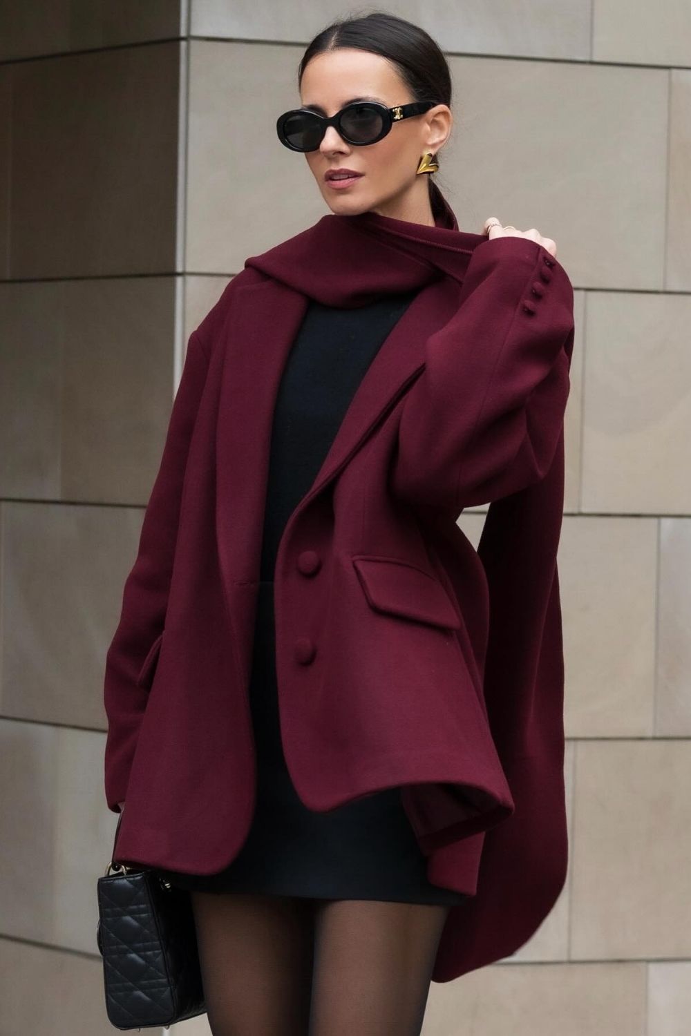 Burgunderroter Schalblazer mit schwarzem Minikleid