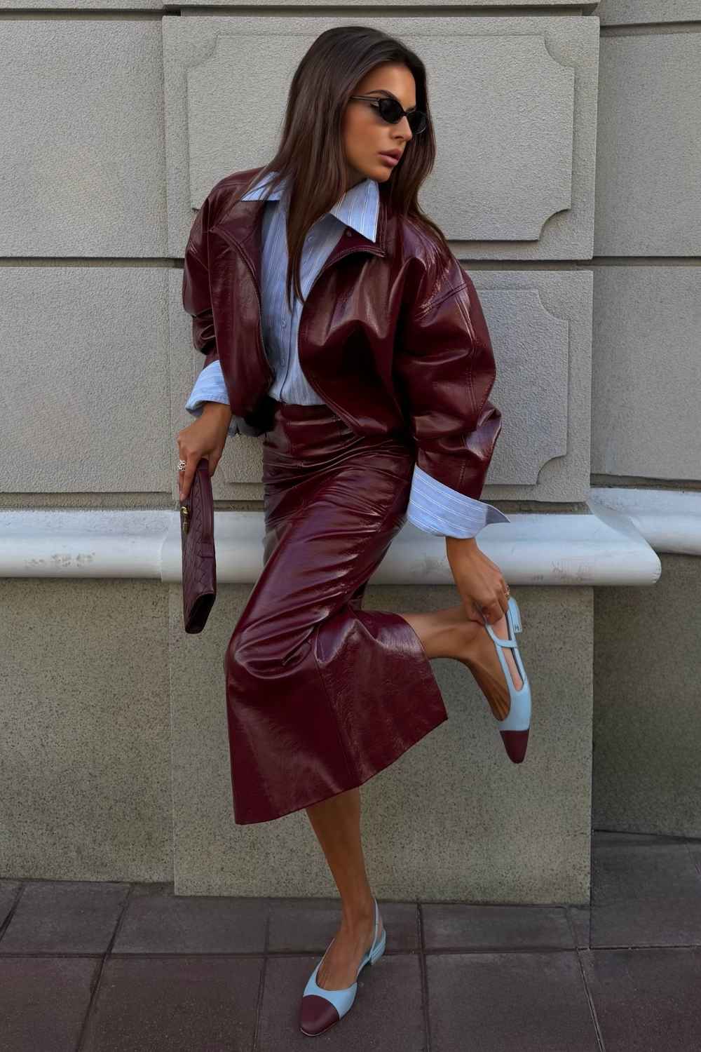 Burgunderrotes Lackleder Set mit Jacke und Midirock