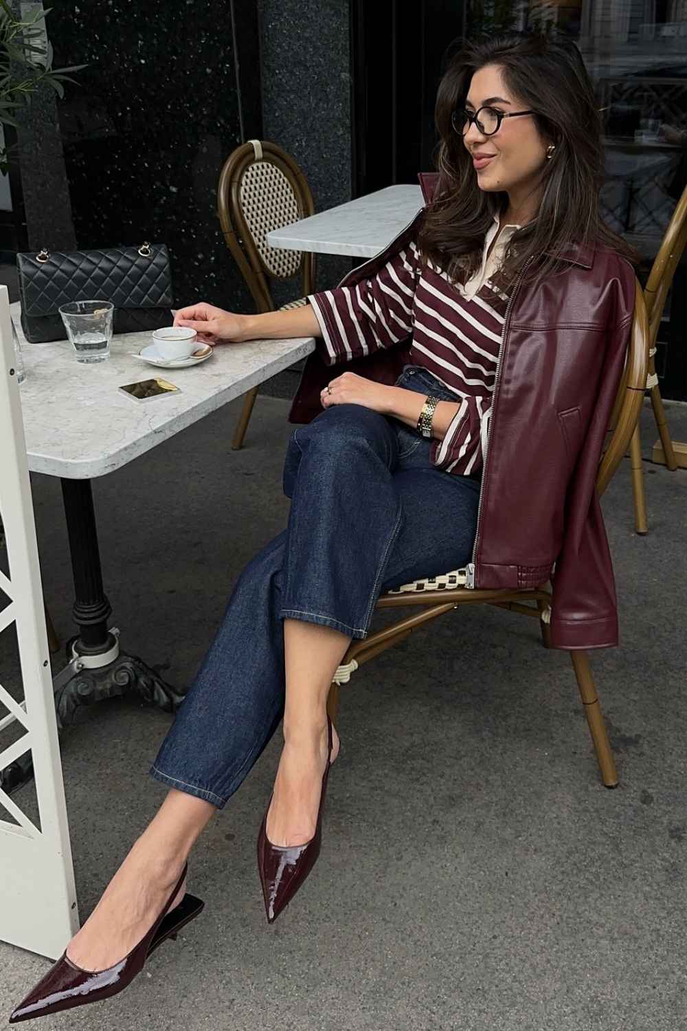 Burgunderrotes Streifenpolo mit Lederjacke und dunkler Jeans