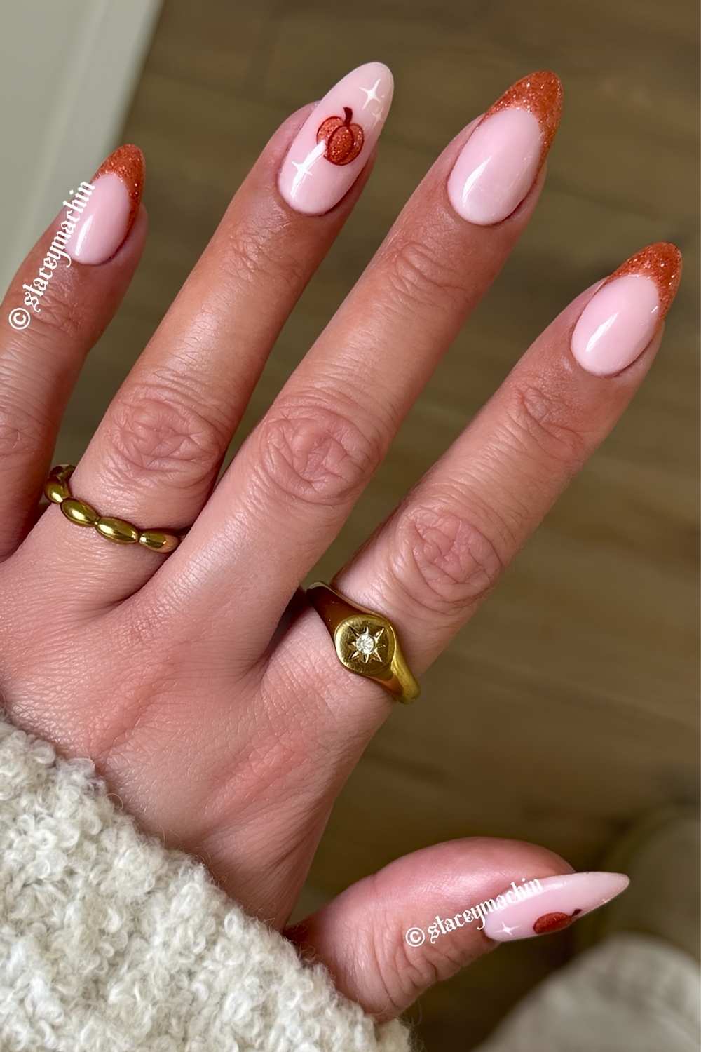 Burnt Orange Glitzer French Naegel mit Kuerbissen