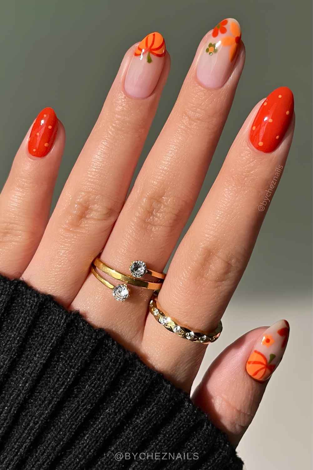 Burnt Orange Naegel mit Kuerbissen und Blumen