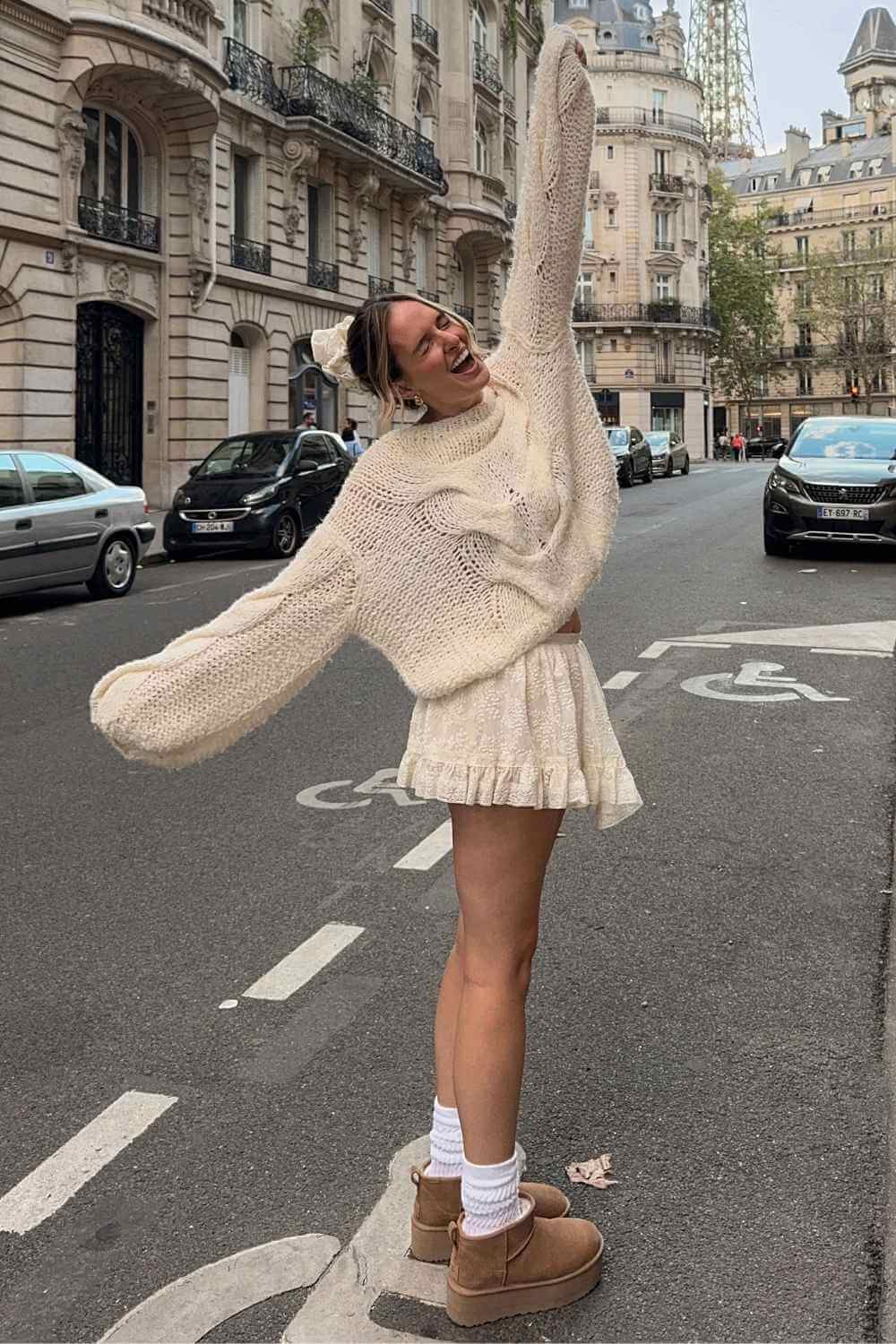 Creme Rueschenrock mit Strickpullover und Mini UGGs