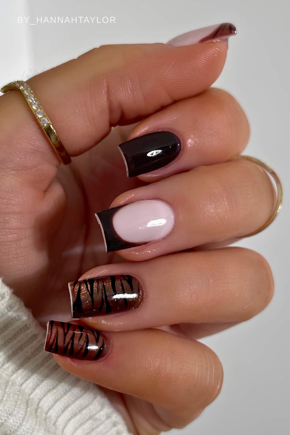 Dunkelbraune Naegel mit magnetischem Animal Print